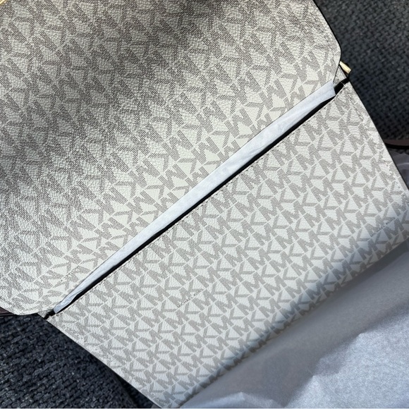 BNWT Michael Kors Logo-Print Messenger shoulder Bag ! - Picture 11 of 13
